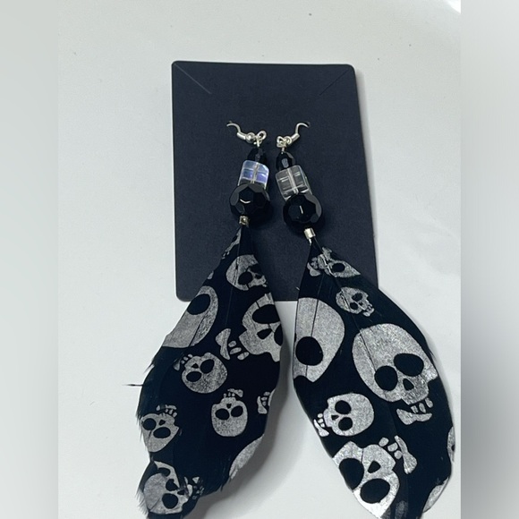 SKULL 💀 BLACK & SILVER FEATHER & CRYSTAL EARRINGS - Picture 2 of 7